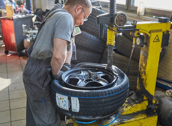 Pierwszy śnieg już się pojawia. Gdzie wymienić opony i o czym pamiętać, żeby nie zniszczyć kompletu?