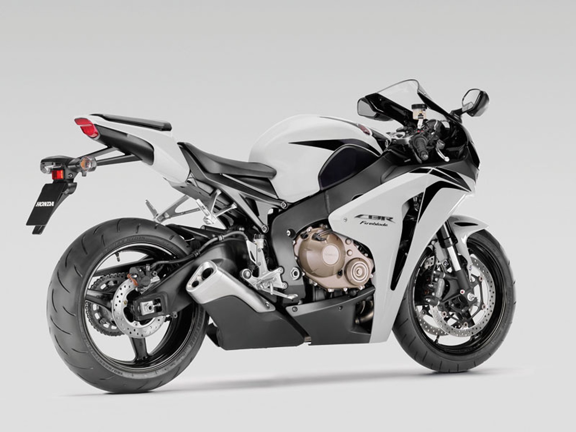 Honda CBR 1000 RR Fireblade 2008: naostrzona żyletka (prezentacja)