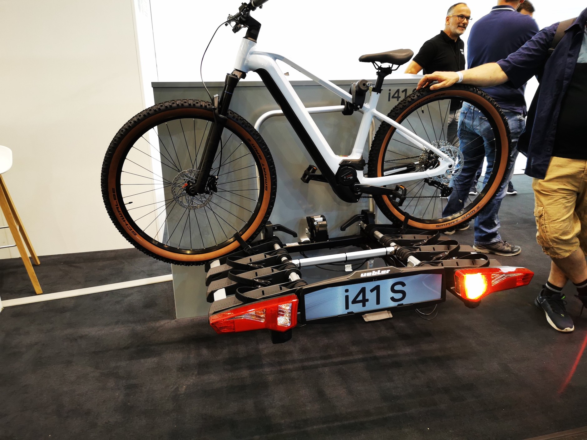 Eurobike 2023: bagażnik rowerowy na hak Uebler, oczywiście  dostosowany do transportu e-bike'ów