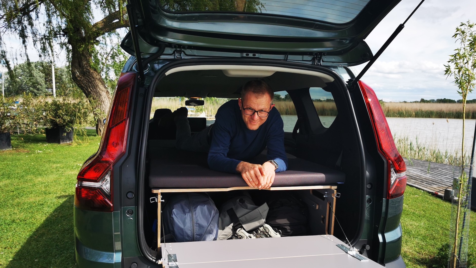 Prosty wkład kamperowy w Dacii Jogger. Dacia sprzedaje takie zestawy w cenie ok. 9600 zł, ale coś takiego można też zrobić we własnym zakresie