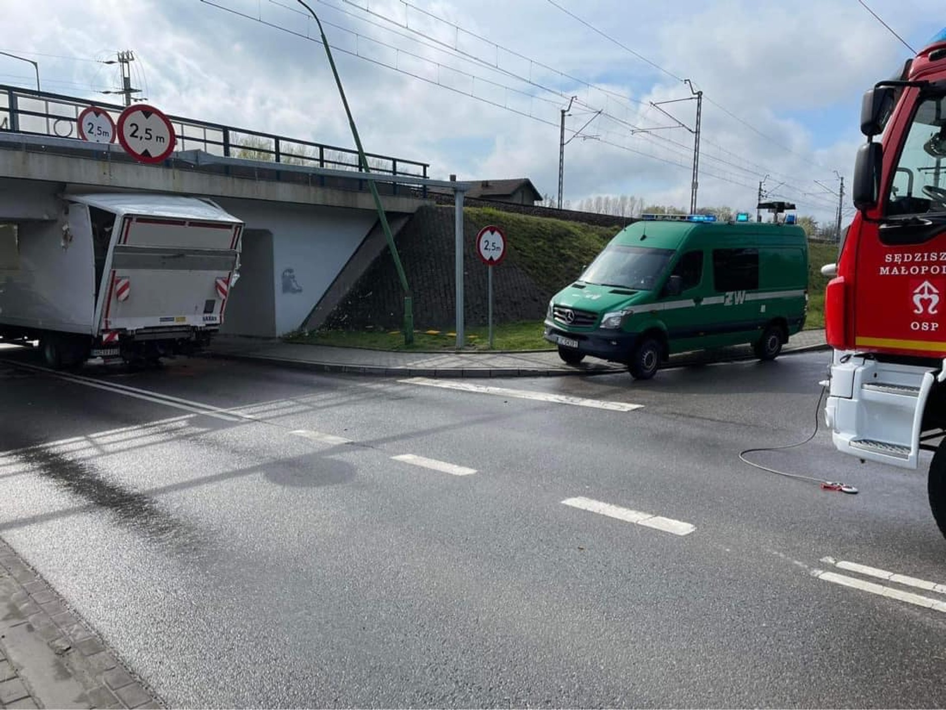Ciężarówka wjechała pod wiadukt i już spod niego nie wyjechała