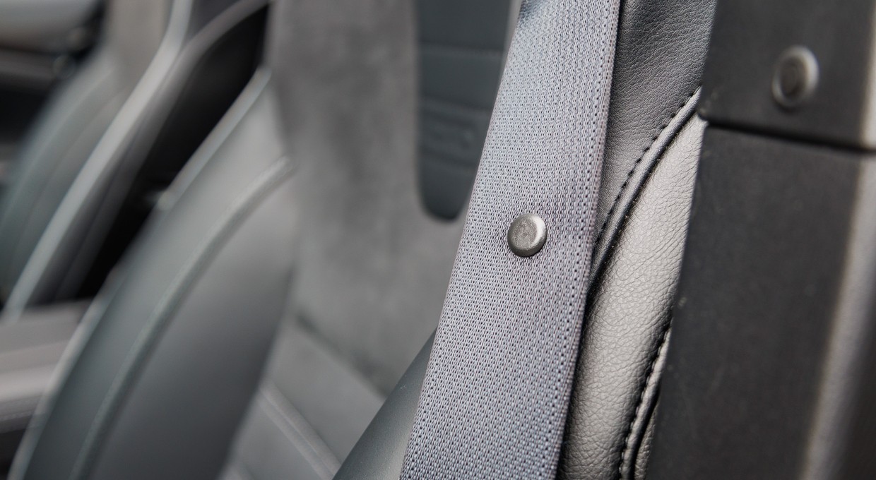 Plastikowy guzik na pasie bezpieczeństwa. Wyjaśniamy, po co tam jest