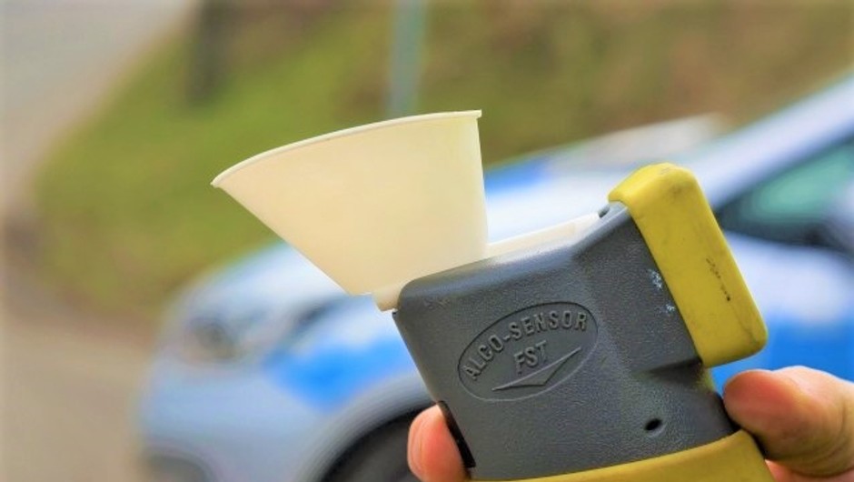 Policjanci zatrzymali kierowcę Renault. Grozi mu wysoka grzywna