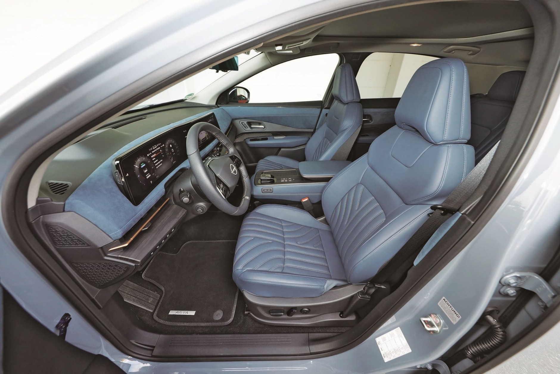 Nissan Ariya (I, 2022) - trudno to logicznie wytłumaczyć, ale kierowca Nissana będzie miał mniej wygodnie, niż siedzący za nim pasażer. Wysocy będą obijali kolanami o kierownicę.