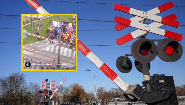 Kolarze przejechali przez zamykający się rpzejazd kolejowy