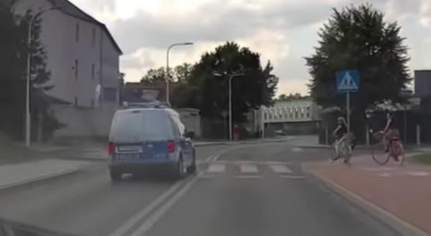 Finał sprawy policjanta wyprzedzającego na pasach. Ma być wysoka grzywna!