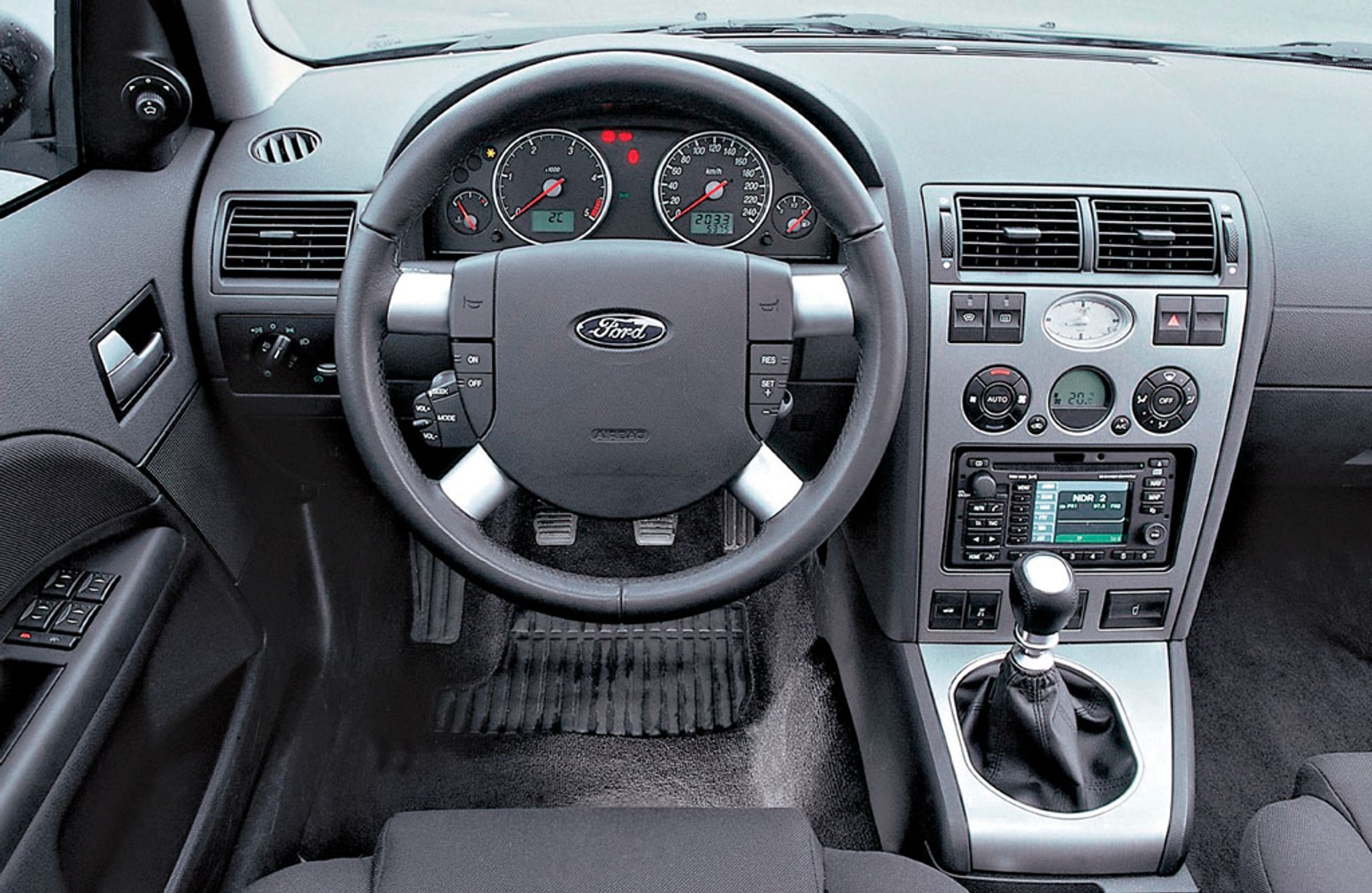 Przyjemność nie tylko dla kierowcy  -  Ford Mondeo 2.0 TDCi kontra Peugeot 406 2.2 HDI i Volkswagen Passat 1.9 TDI