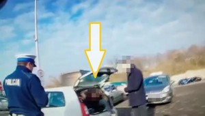 Policjanci byli zaskoczeni. Dostrzegli twarz w bagażniku [WIDEO]
