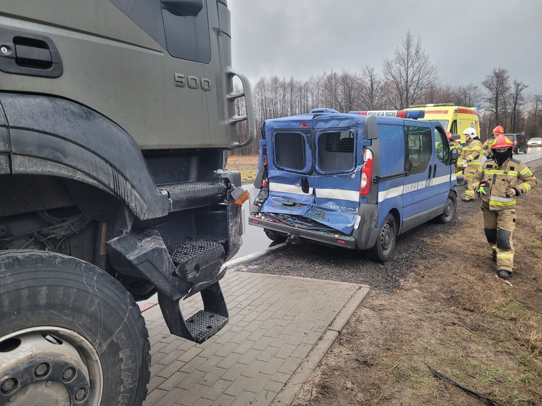 Wypadek na DK 50 z udziałem kolumny wojskowej transportującej czołg