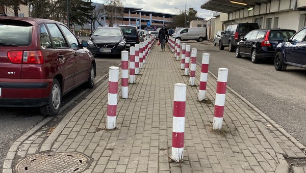 Rząd słupków na ulicy Warszawy