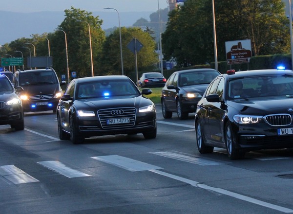 Prezydent Duda wraca z nart na sygnale. Ma prawo? Wyjaśniamy