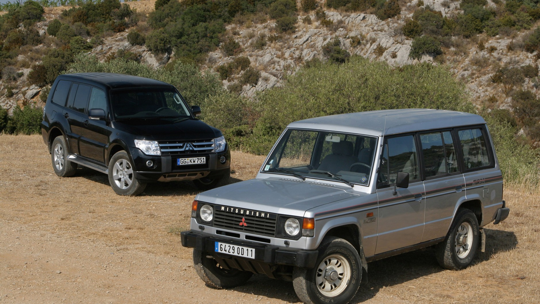 Mitsubishi Pajero (po lewej: czwarta generacja z lat 2012-2021; po prawej pierwsze wcielenie z lat 1979-1991)