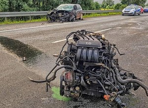 Jechał A4 pod prąd Golfem autostradą. Po zderzeniu wypadł mu silnik