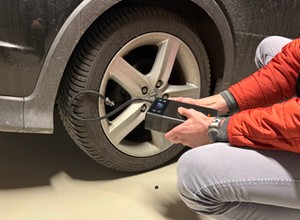 Odpali auto i napompuje koło. Coś takiego warto mieć w bagażniku