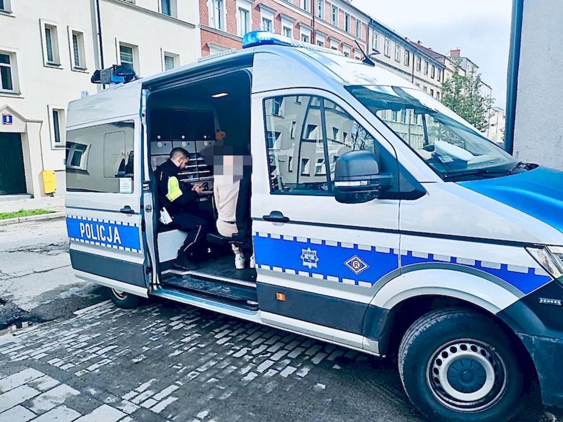 Policjanci zatrzymali kierowcę Toyoty. Po 16-latka przyjechał ojciec. Też bez "prawka". A nie, jednak nie
