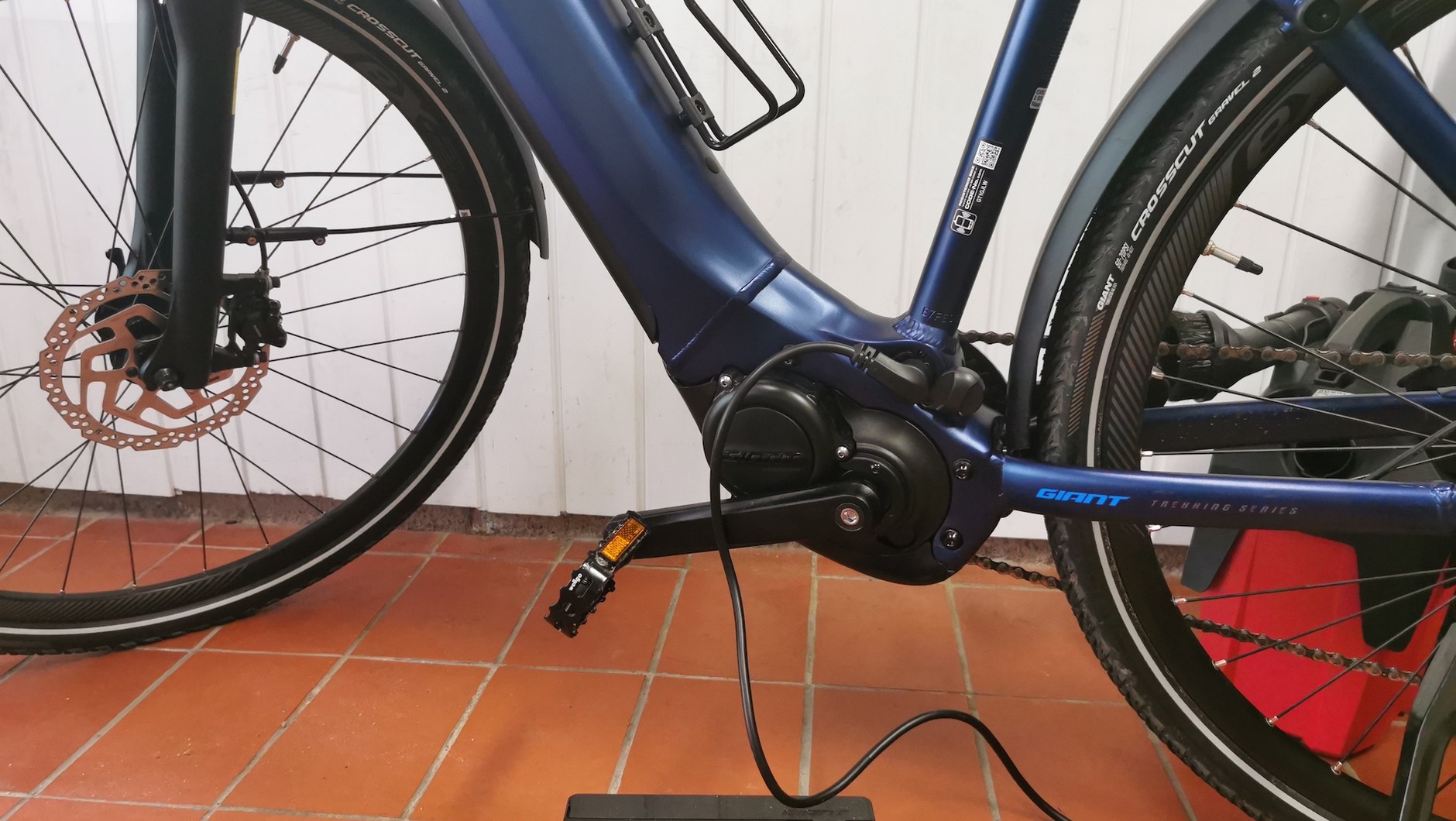 Najwygodniej rower ładuje się bez wyjmowania baterii z ramy. W ciągu kilku godzin ładowania akumulator gromadzi energię na przejazd nieco ponad 100 km
