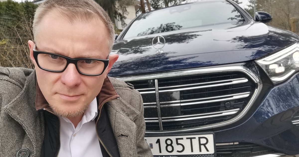 Aktualny hybrydowy Mercedes klasy E ma większą baterię trakcyjną, która realnie pozwala na jazdę po mieście w trybie wyłącznie elektrycznym