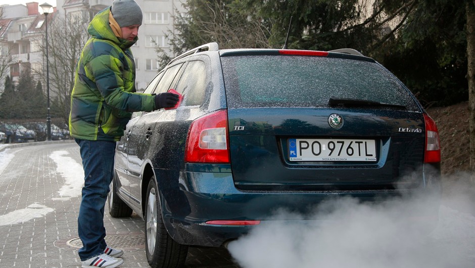 W chłodne dni warto wietrzyć auto. Szczególnie przed nocą
