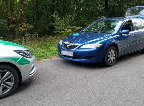 Straż Graniczna otworzyła bagażnik niebieskiego kombi. Była tam "niespodzianka"