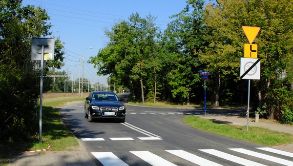 Jak używać kierunkowskazów na skrzyżowaniach z pierwszeństwem łamanym?
