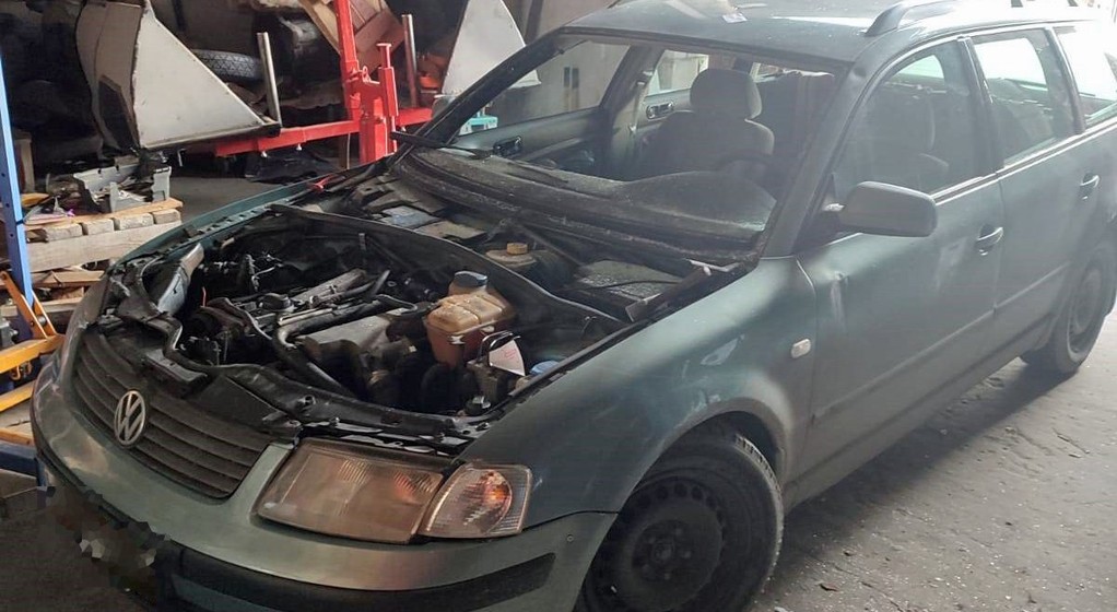 Po potrąceniu pieszego schował auto i próbował je naprawić