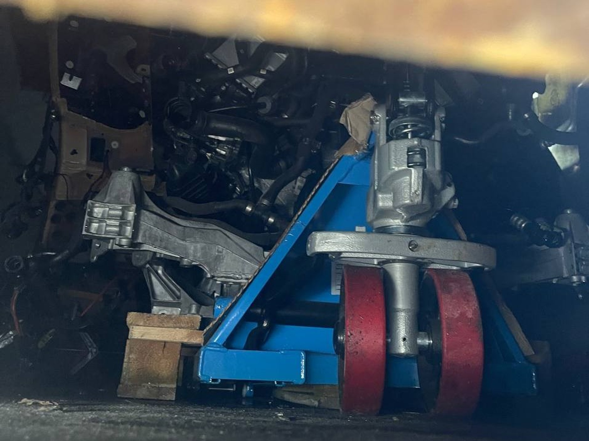 Detektywi odnaleźli skradzione BMW. Nie nadaje się do jazdy