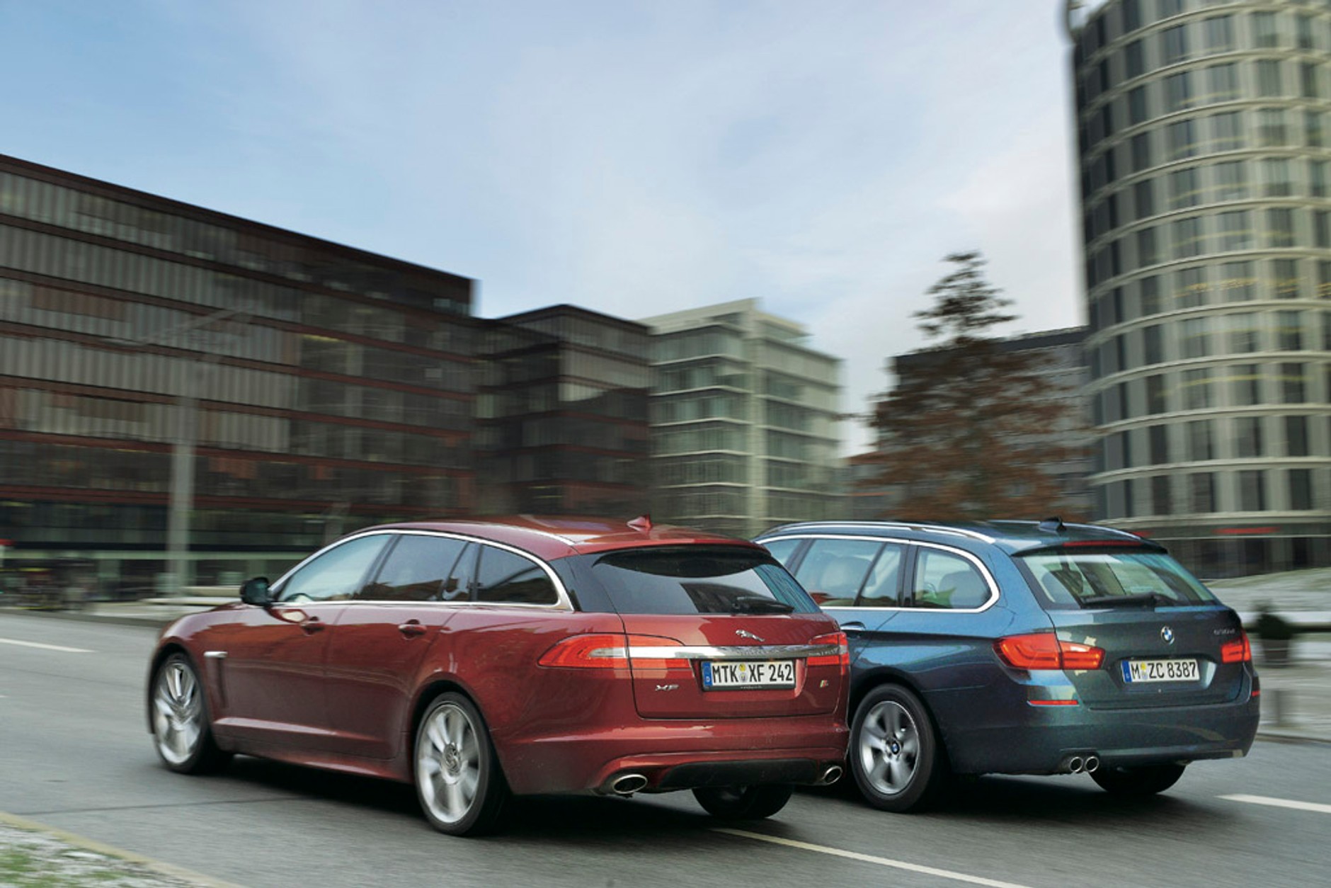 BMW 530d Touring kontra Jaguar XF Sportbrake: luksusowe kombi dla rodziny