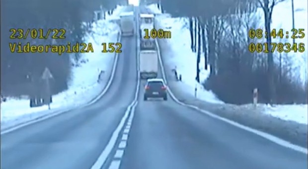 Nie wytrzymał jazdy za traktorem. Dostał 5 tys. zł mandatu [Nagranie]
