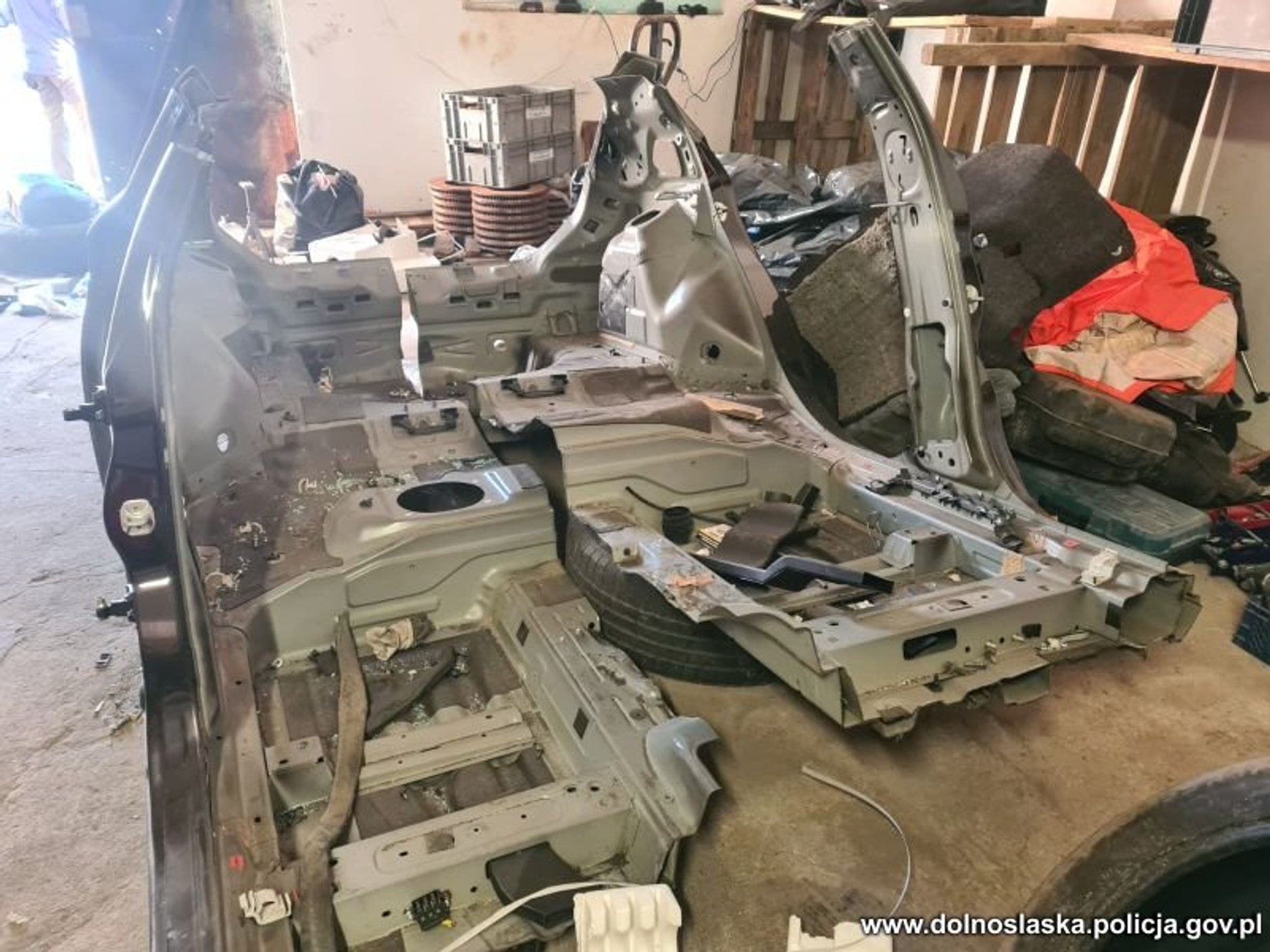 Auto było już pocięte na części. Policja odkryła dwie "dziuple"