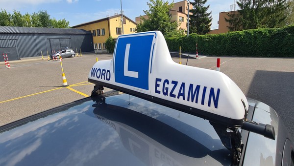 Egzamin na prawo jazdy - zdj. ilustracyjne