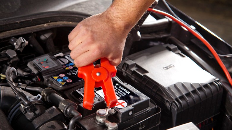 Awaryjny rozruch samochodu - jak zrobić to dobrze?