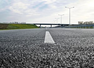 Gumowe drogi będą standardem w Polsce? Eksperci apelują do rządu