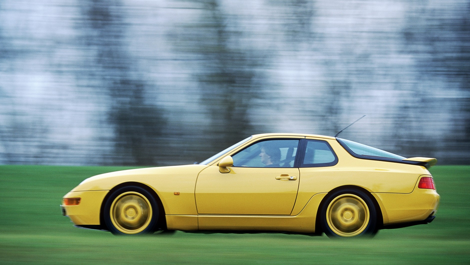 Porsche 968 pokazano w 1991 r., więc jako nowość powinno się dobrze sprzedawać. Niestety, od 1 sierpnia 1992 r. do 31 lipca 1993 r. wyprodukowano tylko 1188 sztuk tego modelu.