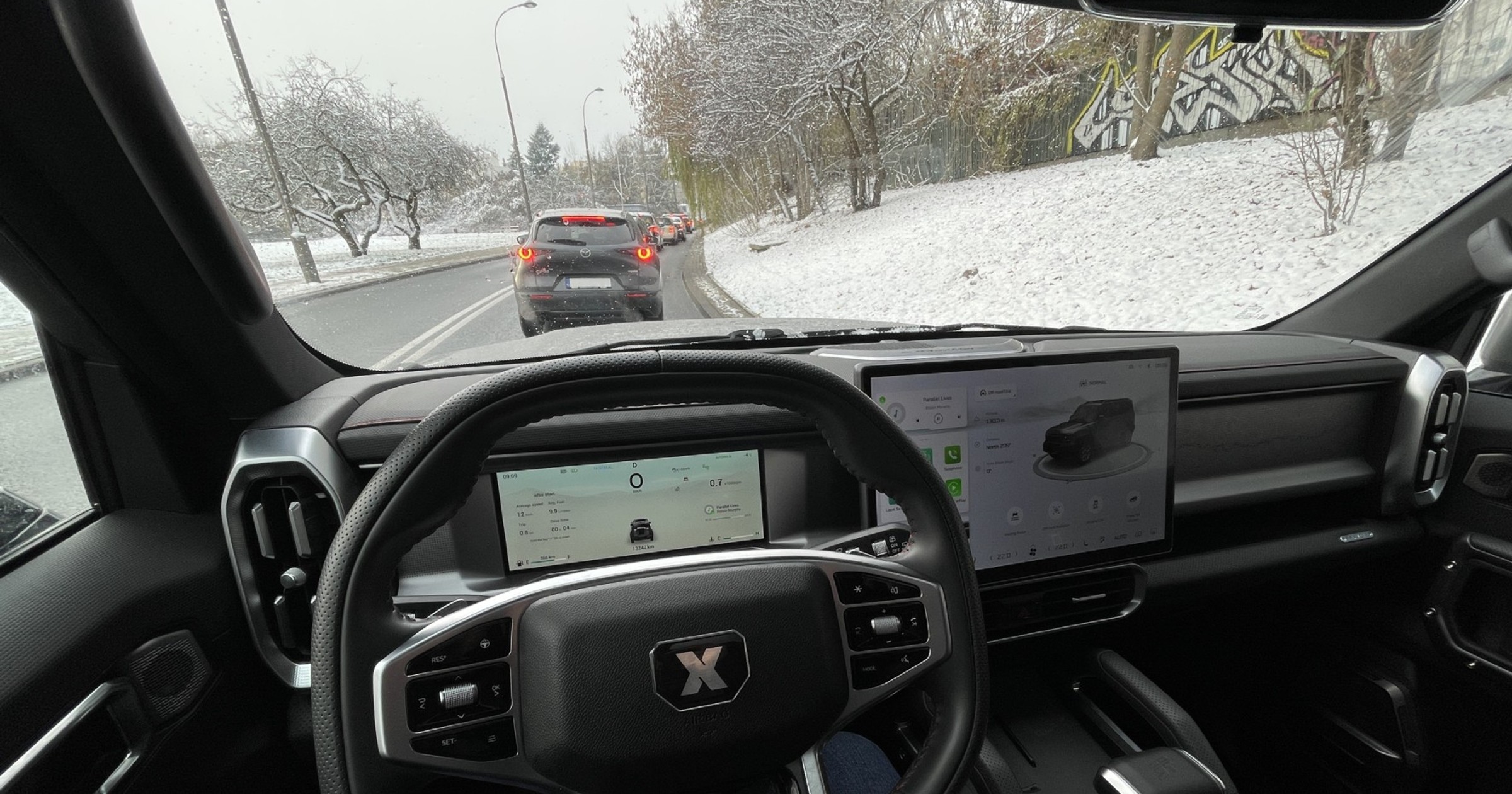 W zimie warto wozić w samochodzie taśmę klejącą