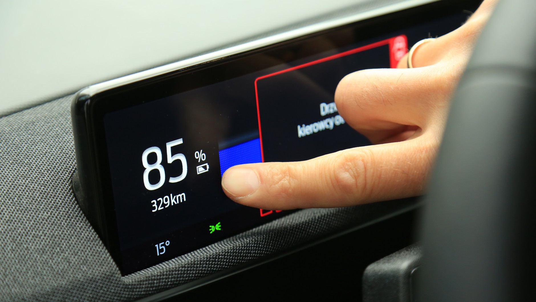 W Mustangu Mach-E można wierzyć wartościom komputera pokładowego. Oczywiście, zużycie prądu zależy w elektryku od temperatury otoczenia, stylu jazdy, rodzaju trasy, obciążenia auta, ale testujący chwalili dokładność wskazań zasięgu.