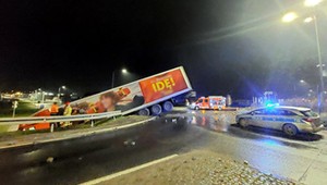 Tir w tunelu dla pieszych. Kierowca nie opanował zestawu na rondzie