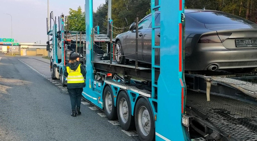 Przewóz dwóch pojazdów bez wypisu z licencji, z naruszeniem czasu pracy i bez delegowania kierowcy ujawnili konińscy inspektorzy na autostradzie A2