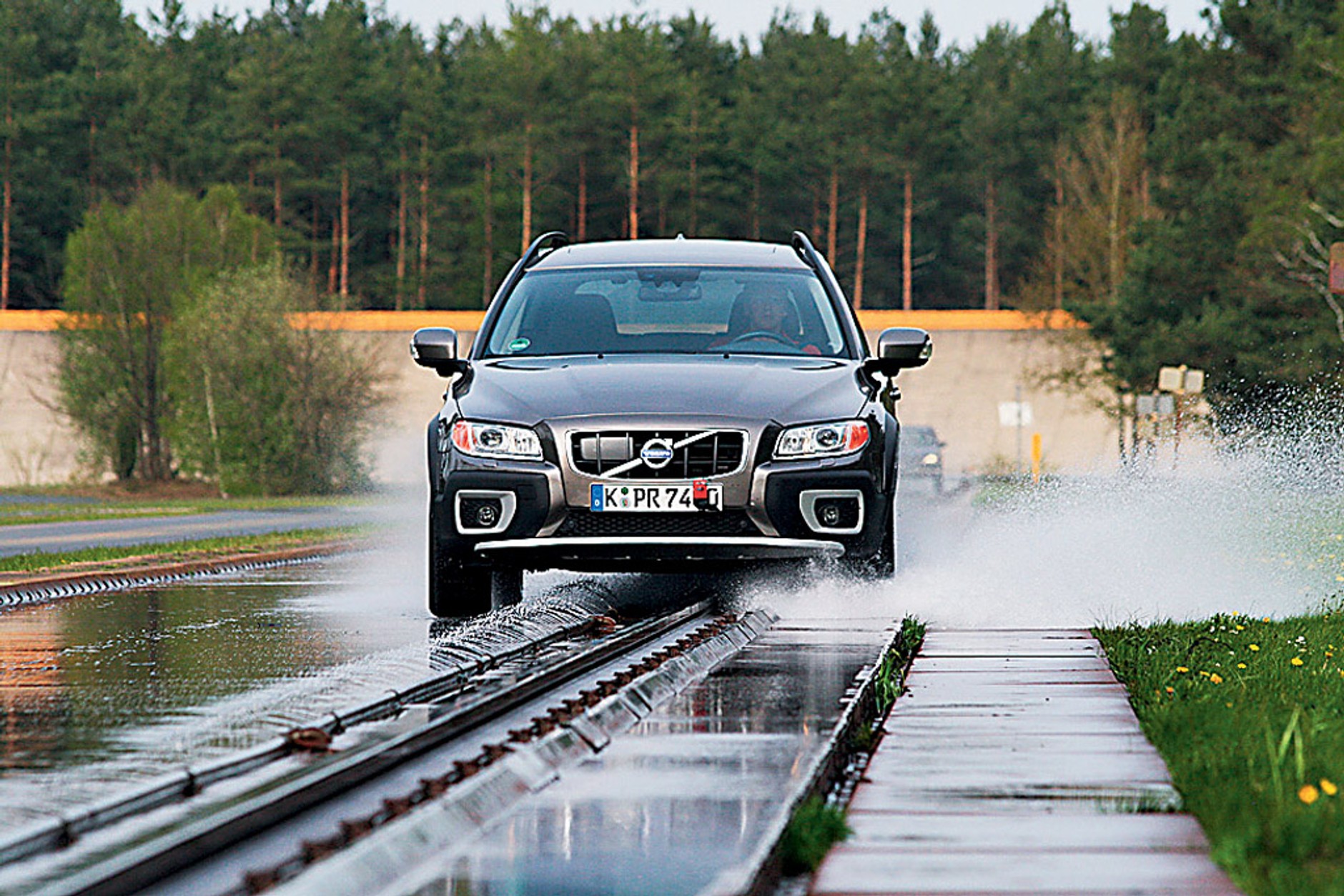 Test opon zimowych w rozmiarze 215/65 R 16: sprawdziliśmy, które zatańczą na lodzie