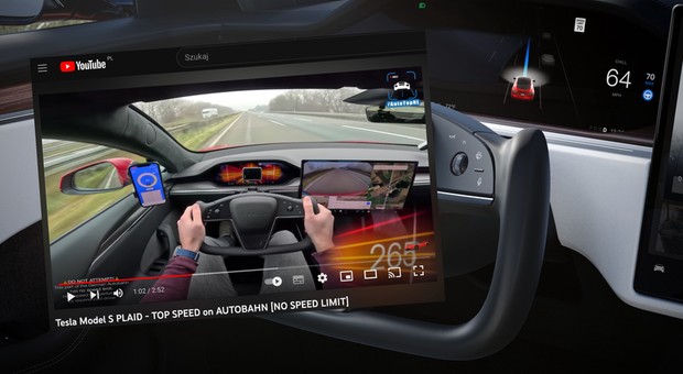 Tesla Model S Plaid rozpędza się do niemal 270 km/h. Robi to z dziecinną łatwością [WIDEO]