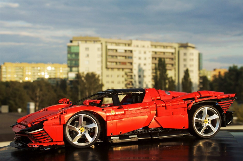 Ferrari Daytona SP3 w skali 1:8 z klocków LEGO