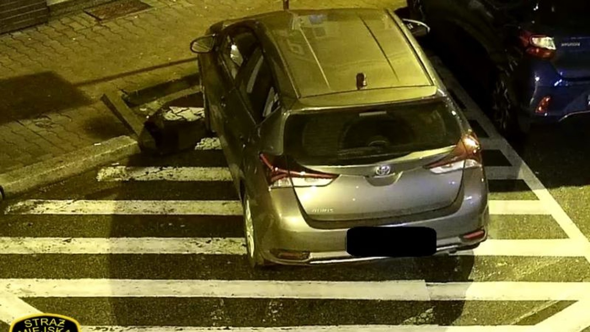 Samochód zaparkowany na znaku P-21