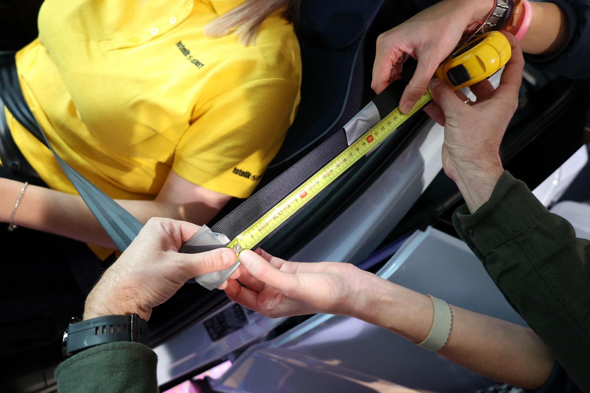 Zapinając pas na grube ubranie, sprawiamy, że ma on nawet ponad 20 cm luzu i nie chroni odpowiednio.