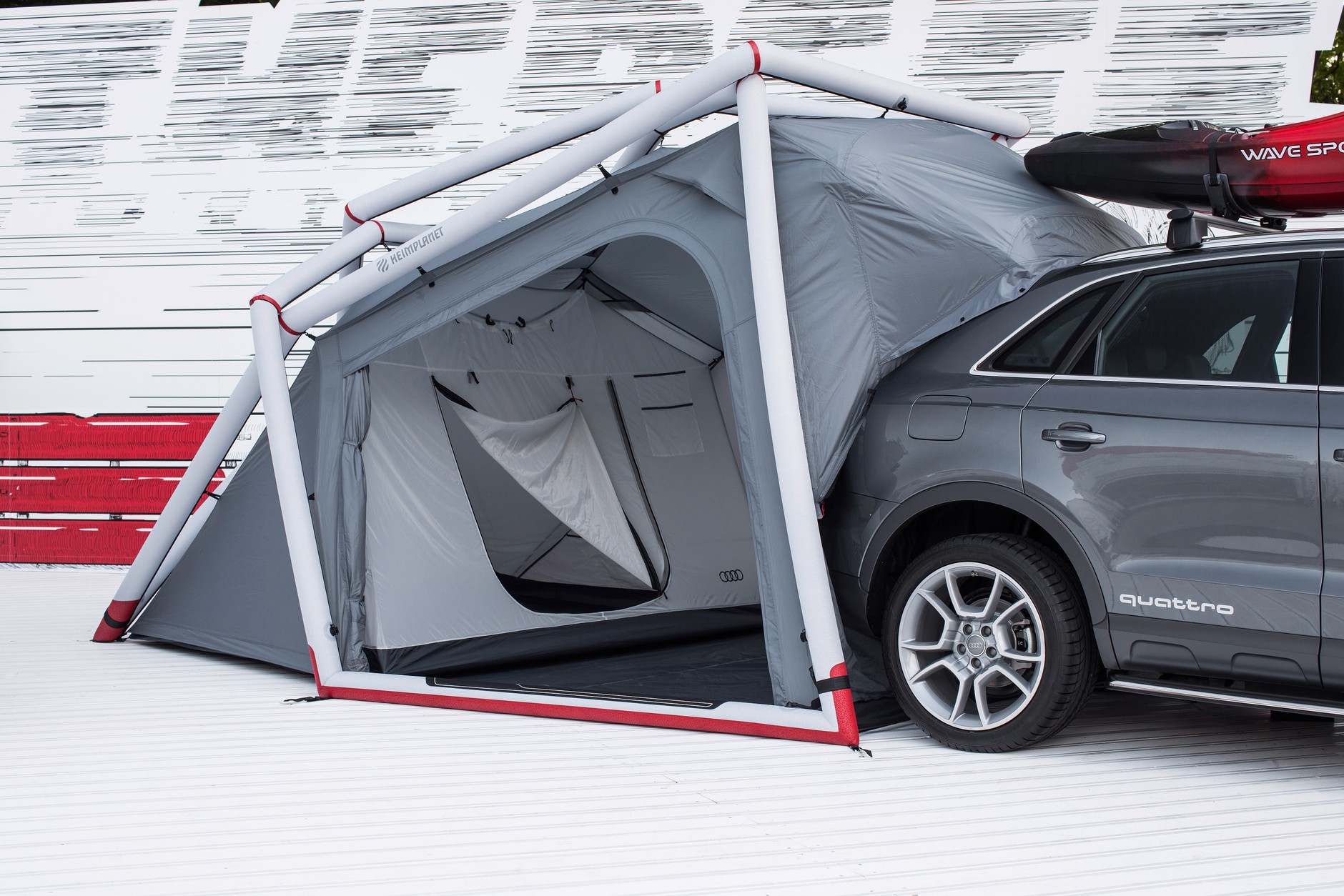 Namiot zaprojektowano tak, że można go przymocować do otwartej tylnej klapy samochodu, tworząc spójną przestrzeń auto / namiot lub ustawić jako obiekt wolnostojący.