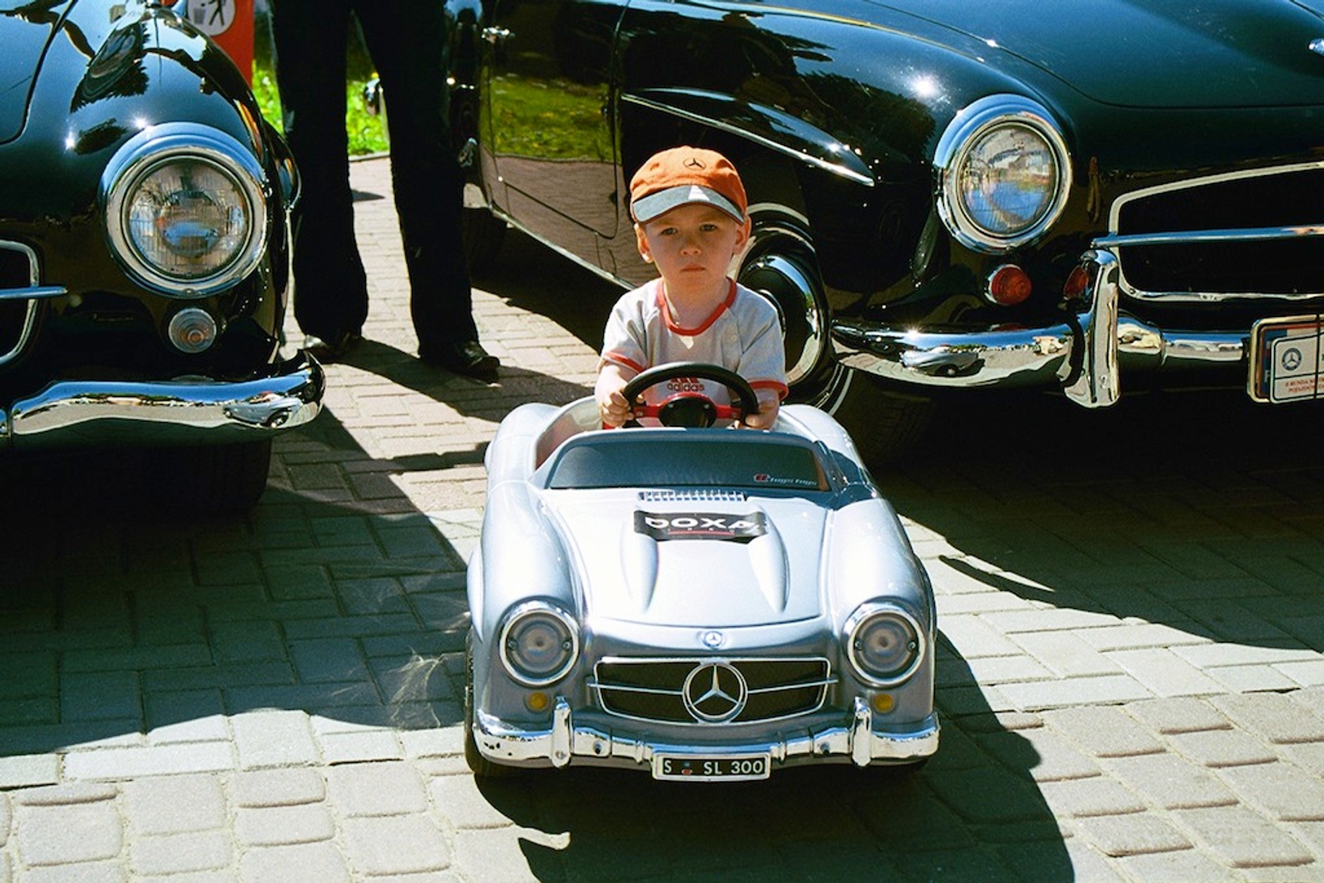 Najmłodszy uczestnik konkursu w aucie - miniaturce Mercedesa 300 SL