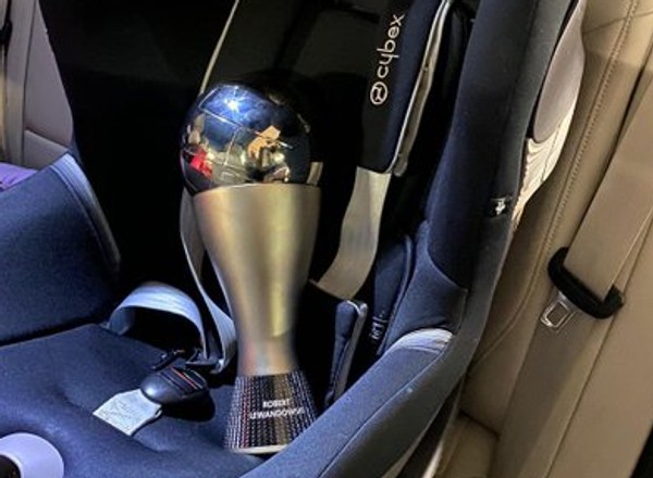 Robert Lewandowski – bezpieczny transport statuetki FIFA The Best