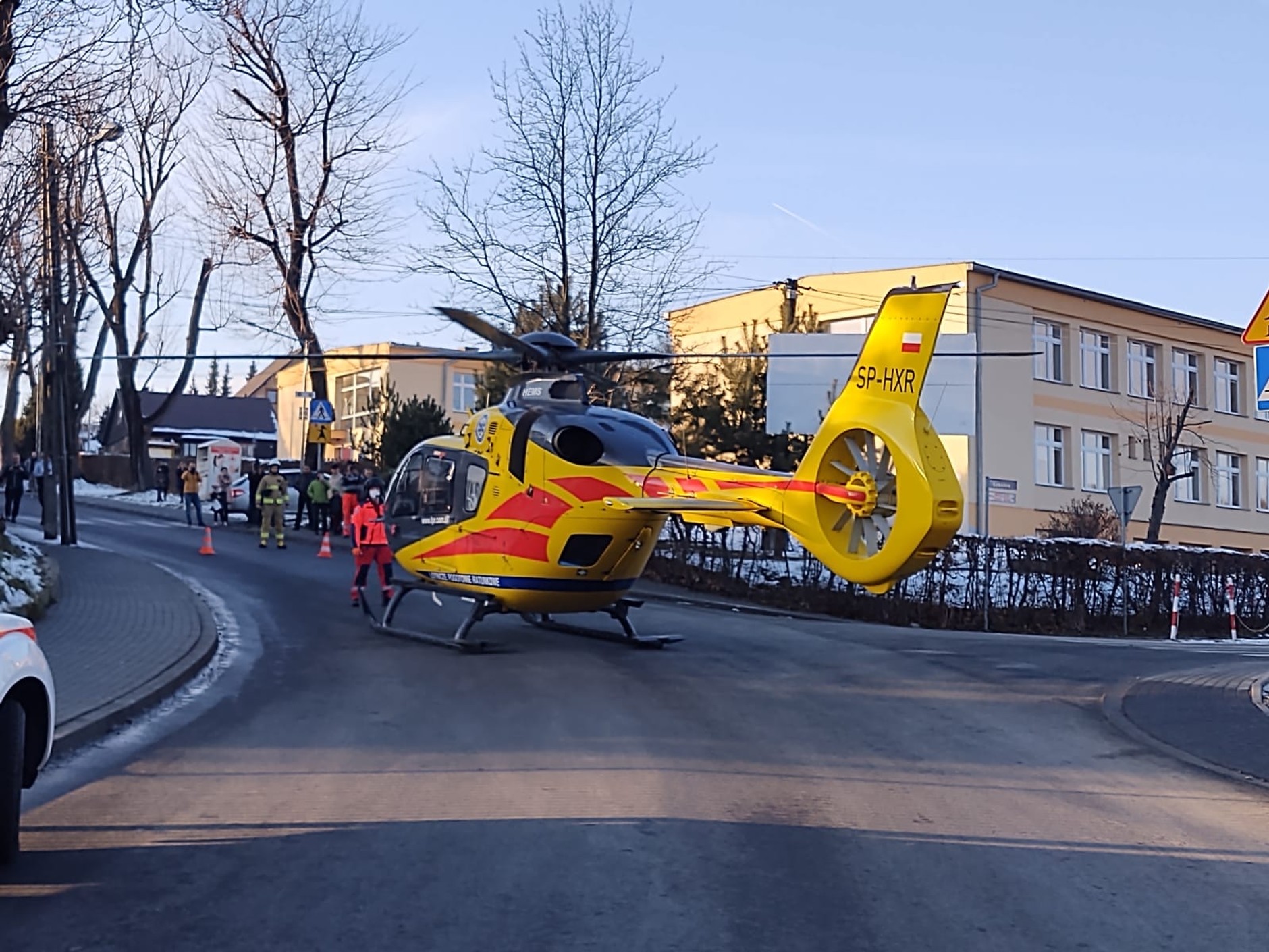 Mężczyzna wciągnięty do maszyny drogowej