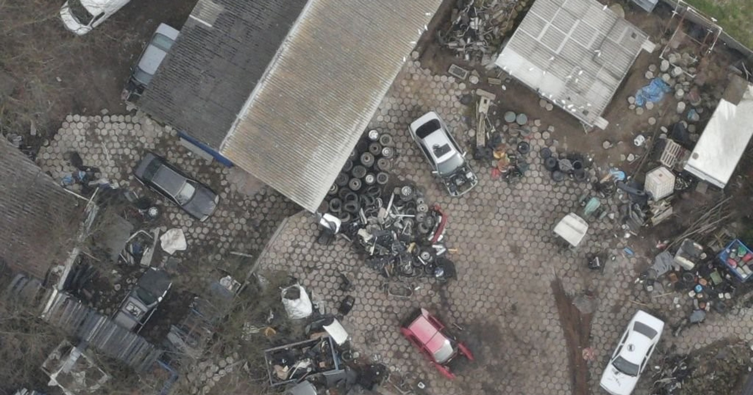 Nielegalne rozmontowywanie samochodów na części (okolice Kielc; marzec 2024 r.)