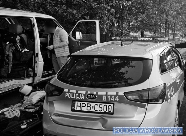 Zauważyli busa stojącego na skraju lasu. Auto skrywało niejedną tajemnicę