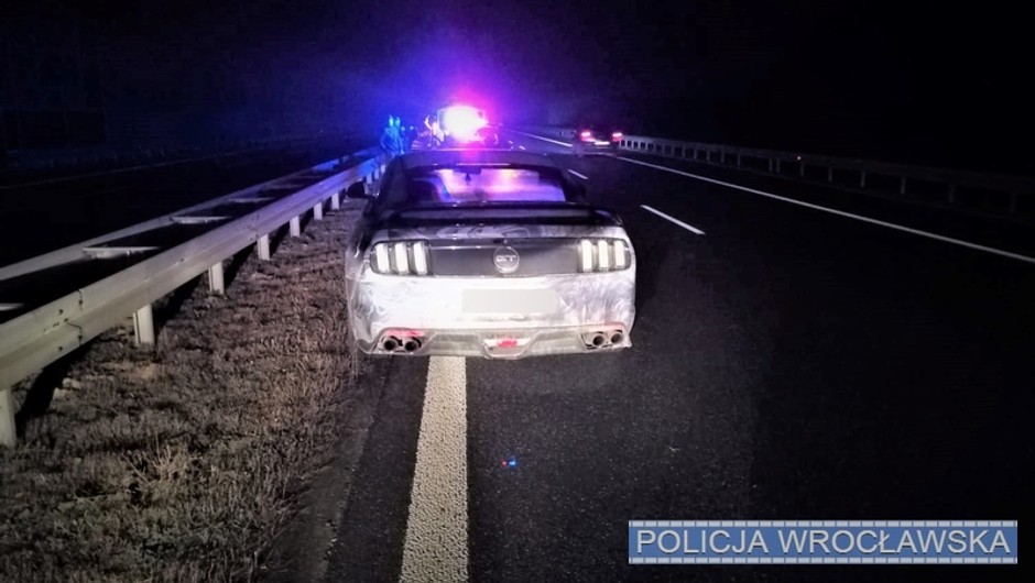 Zostawił Mustanga na środku ekspresówki