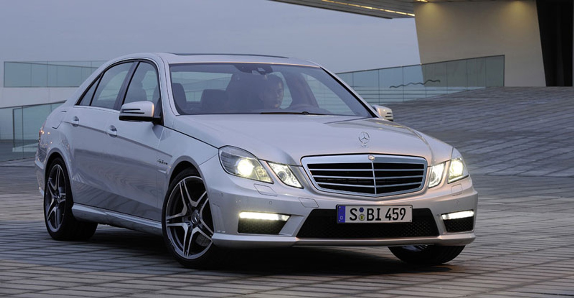 Mercedes-Benz E 63 AMG: pierwsze oficjalne zdjęcia i informacje